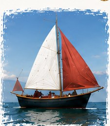 Velero con vela roja y blanca